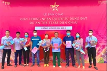 Những khách hàng đầu tiên được nhận sổ đỏ tại dự án TNR Stars Diễn Châu.