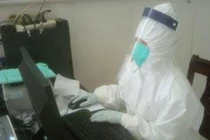 Nữ bác sĩ sắp về hưu tình nguyện quay lại bệnh viện trực chiến vì dịch viêm phổi Vũ Hán, bức thư xin lỗi con trai "dậy sóng" cộng đồng mạng
