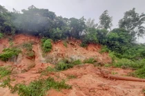 Mưa lớn cũng đã gây sạt lở núi trên tuyến QL1D thuộc phường Ghềnh Ráng, TP Quy Nhơn