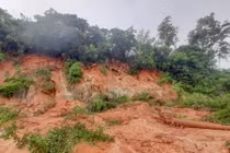 Mưa lớn cũng đã gây sạt lở núi trên tuyến QL1D thuộc phường Ghềnh Ráng, TP Quy Nhơn