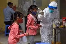 Những trường hợp trẻ cần trì hoãn và thận trọng khi tiêm vắc xin phòng COVID-19