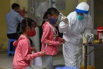 Những trường hợp trẻ cần trì hoãn và thận trọng khi tiêm vắc xin phòng COVID-19