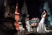 Bộ ảnh cưới đôi trai gái tạo dáng trong quan tài, cầu hôn bên nghĩa địa