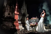 Bộ ảnh cưới đôi trai gái tạo dáng trong quan tài, cầu hôn bên nghĩa địa