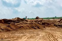 Hà Nội tăng cường xử lý bến bãi tập kết, trung chuyển vật liệu xây dựng trái phép