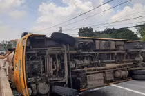 Xe khách lật trên quốc lộ, hàng chục người nháo nhào đập kính thoát thân