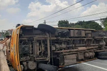 Xe khách lật trên quốc lộ, hàng chục người nháo nhào đập kính thoát thân