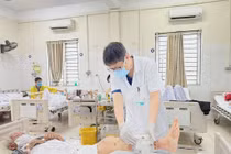 Chân hoại tử đen vì chó cắn 