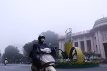 Đêm 14/10, nhiều vùng biển có mưa dông mạnh, khu vực Hà Nội 21 độ C