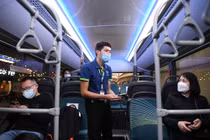 Hành khách thích thú khi lần đầu được đi xe buýt điện thân thiện với môi trường.