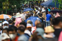 Công viên Hà Nội: Dòng người kín đặc, bố mẹ cõng con mệt phờ