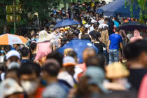 Công viên Hà Nội: Dòng người kín đặc, bố mẹ cõng con mệt phờ