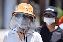 Người Gò Vấp giữa tâm dịch: Lo nhất sức khỏe, việc khác từ từ xử lý