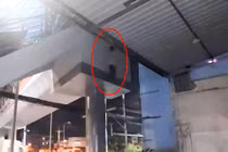 Người đàn ông tử vong trong tư thế treo cổ trước Bến xe An Sương