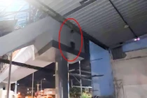 Người đàn ông tử vong trong tư thế treo cổ trước Bến xe An Sương