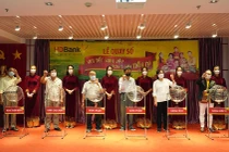 Ngày 11/3, HDBank đã tổ chức quay số lồng cầu và tìm ra 8 chủ nhân của các giải thưởng hấp dẫn trong chương trình “Vui Tết sum vầy – Đong đầy tiền tỷ”.