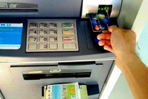 Nguyên nhân khiến cho giao dịch rút tiền qua ATM giảm là do người dân dần chuyển sang hình thức thanh toán khác.