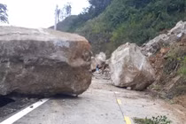 Hãi hùng những tảng đá khổng lồ lăn từ trên núi xuống đường