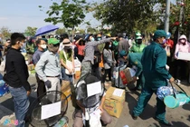 Tụ tập chuyển đồ tiếp tế cho người cách ly làm tăng nguy cơ lây nhiễm