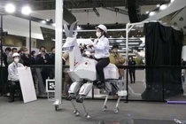 Nhật Bản chế tạo robot có thể chở người như ngựa