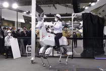 Nhật Bản chế tạo robot có thể chở người như ngựa