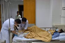 Cứu bệnh nhân hoại tử chân vì đắp lá