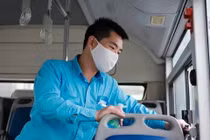 Xe buýt Hà Nội liên tục được vệ sinh, khử trùng