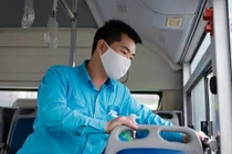 Xe buýt Hà Nội liên tục được vệ sinh, khử trùng