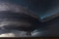 “Quái vật” vòi rồng như đĩa bay tấn công Trái Đất