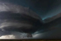 “Quái vật” vòi rồng như đĩa bay tấn công Trái Đất