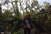 Tránh bão về, người dân bật khóc