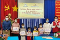 Công ty TNHH Bia Anheuser-Busch InBev Việt Nam (AB InBev) chung tay góp sức cùng với Hội chữ thập đỏ thị xã Bến Cát tài trợ học bổng” Cùng em đến trường” cho 38 trẻ em mồ côi do Covid-19.