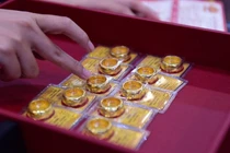 Giá vàng hôm nay ngày 15/8: Giá vàng trong nước giảm hơn 700.000 đồng/lượng