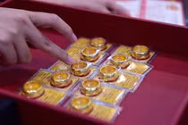 Giá vàng hôm nay ngày 15/8: Giá vàng trong nước giảm hơn 700.000 đồng/lượng