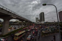 Trời tối thui, người dân chật vật đi làm trong cảnh ùn tắc