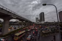 Trời tối thui, người dân chật vật đi làm trong cảnh ùn tắc