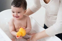 Mẹ lười vệ sinh con đau khóc khi đi tiểu