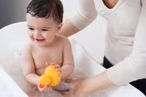 Mẹ lười vệ sinh con đau khóc khi đi tiểu