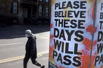 Vì sao hàng nghìn người Anh tình nguyện mắc Covid-19?