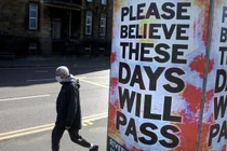 Vì sao hàng nghìn người Anh tình nguyện mắc Covid-19?