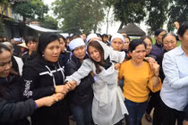 Buổi đưa ma định mệnh trở thành đám tang của 8 người cùng dòng tộc