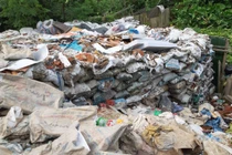 Rác thải “nuốt” bãi sông Hồng