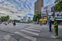 Hình ảnh đường phố Hà Nội ngày siết chặt "ai ở đâu ở yên đó"