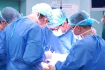 Phẫu thuật ghép xương tự thân cho bệnh nhân ung thư xương tại Vinmec.