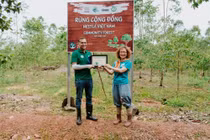 Ông Binu Jacob, Tổng Giám đốc Công ty Nestlé Việt Nam nhận giấy chứng nhận từ bà Đỗ Thị Thanh Huyền, Giám đốc Trung tâm Bảo tồn Thiên nhiên Gaia.