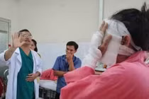 Hoãn đám cưới vì bị tạt axit