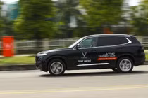 VinFast ký hợp đồng bán xe tại nhà khách hàng trong mùa dịch