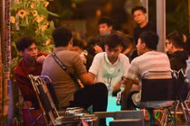 Quán nhậu ở TP.HCM đông đúc, bất chấp lệnh dừng hoạt động