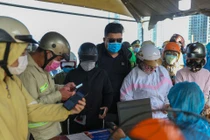 Người dân chen nhau khai báo y tế khiến chốt kiểm soát dịch quá tải