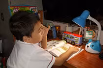 Chật vật học sách Tiếng Việt 1: “Mẹ ơi, con vô dụng rồi!”